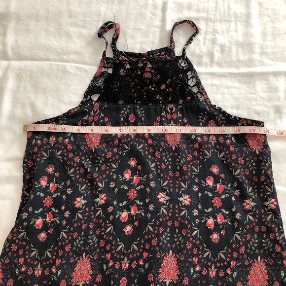 ❌ Sold ❌ 🛍️ 3 for $20 - Sleeveless Flower Crochet Top - Picture 3 of 5